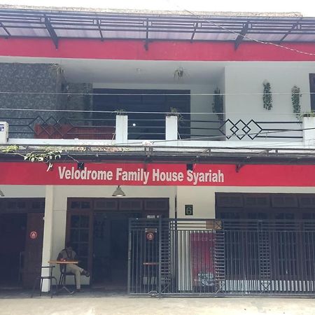 Velodrome Family House Syariah Hotel Ngadipuro ภายนอก รูปภาพ